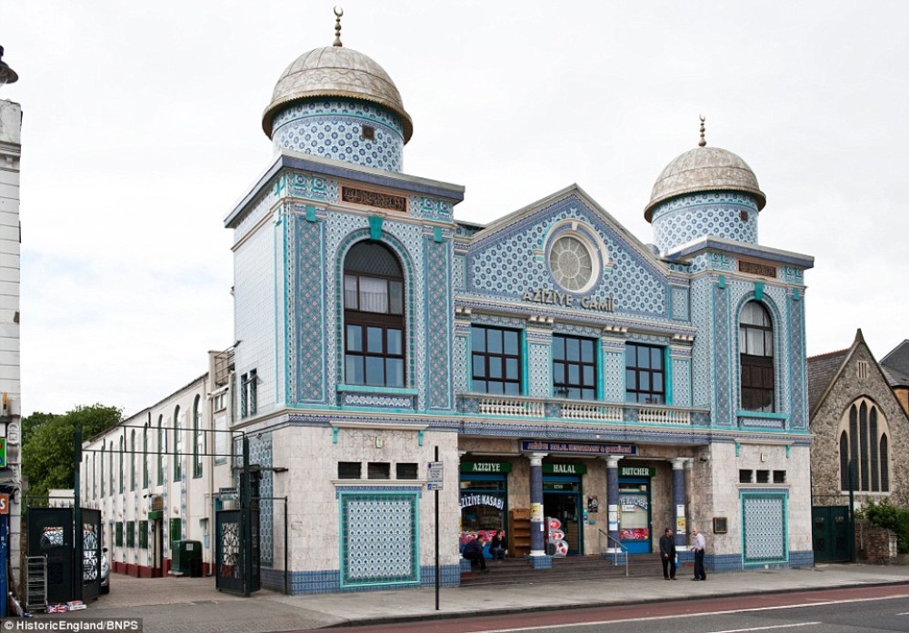 Aziziye Mosque in Hackney.jpg